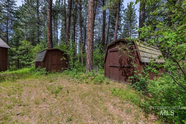 view of yard with an outdoor structure and a storage shed
