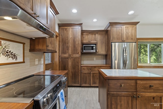 1649 Bear Trl, Donnelly, ID 83615 - kitchen featuring stainless steel appliances, under cabinet range hood, decorative backsplash, light wood-style flooring, and recessed lighting