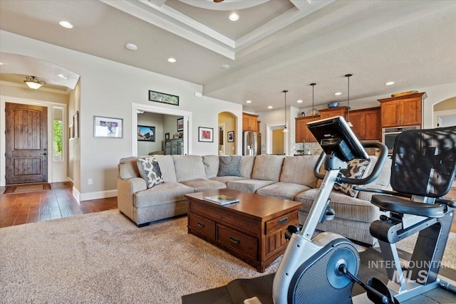 2706 E Rochester Ct, Meridian, ID 83646 - living room featuring recessed lighting, arched walkways, baseboards, and light wood finished floors