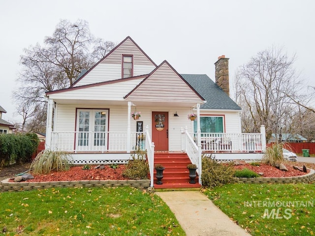 view of front of property featuring covered porch and a front yard