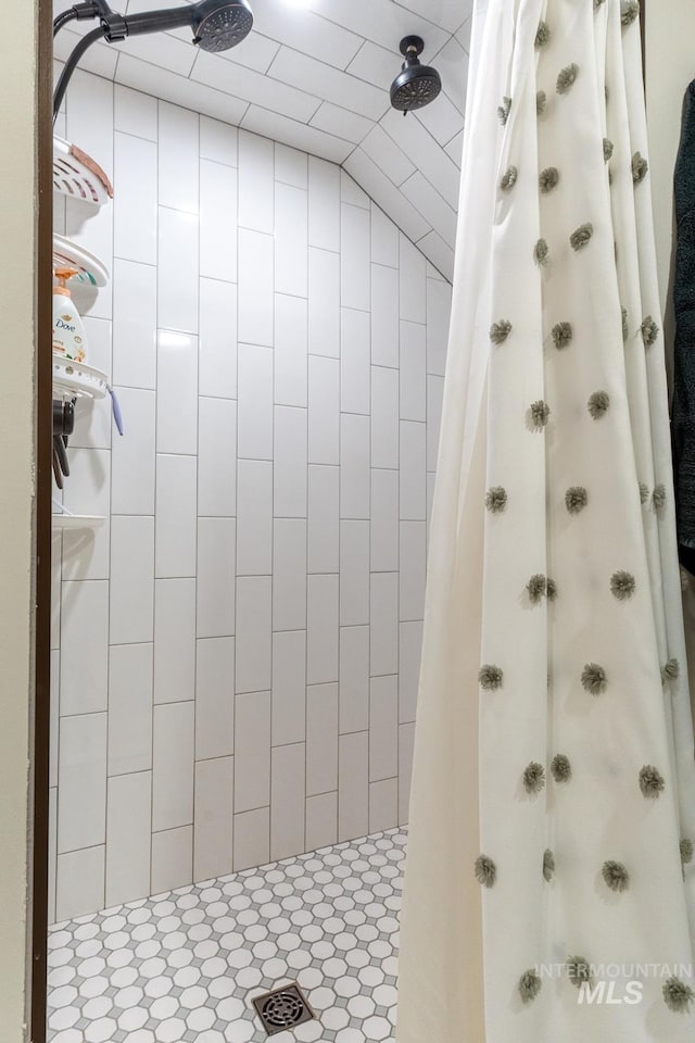 bathroom featuring vaulted ceiling and a shower with shower curtain