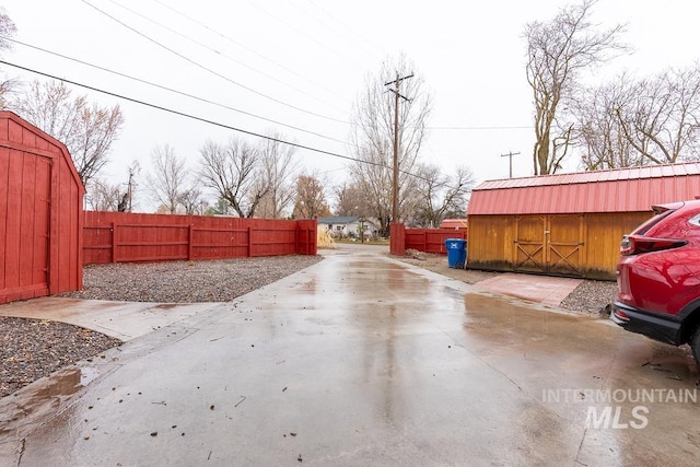 exterior space featuring an outbuilding