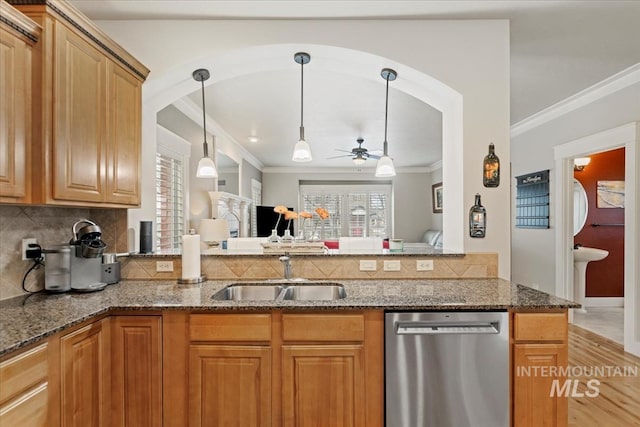 kitchen featuring stainless steel dishwasher, crown molding, a sink, and ceiling fan