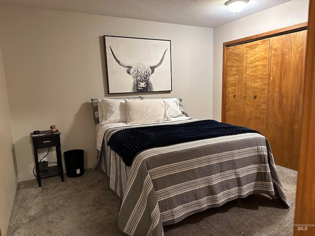 bedroom featuring a textured ceiling, carpet flooring, and a closet