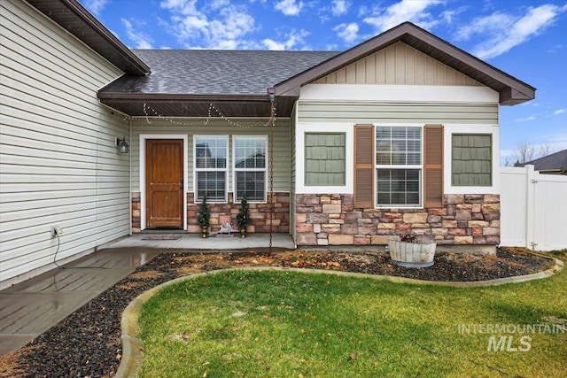 exterior space featuring a front yard