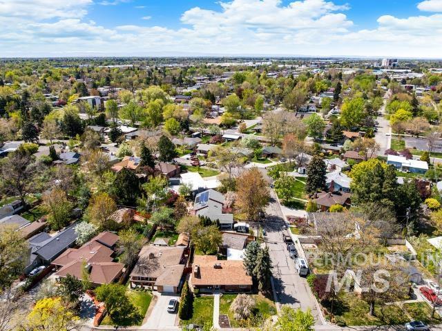 drone / aerial view featuring a residential view