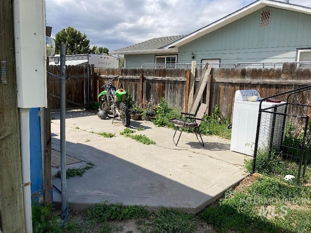 776 16th St, Vale, OR 97918 - view of patio featuring washer / dryer