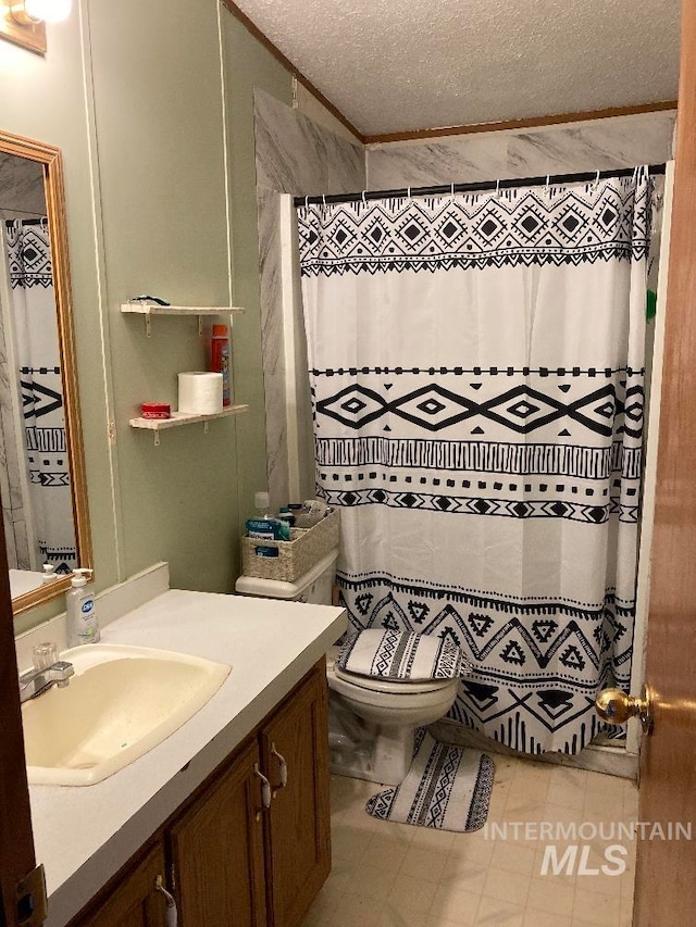 776 16th St, Vale, OR 97918 - bathroom featuring a textured ceiling, toilet, vanity, and curtained shower