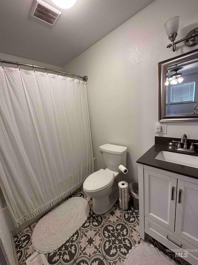 640 Roosevelt Ave, Grand View, ID 83624 - bathroom with curtained shower, vanity, toilet, and visible vents