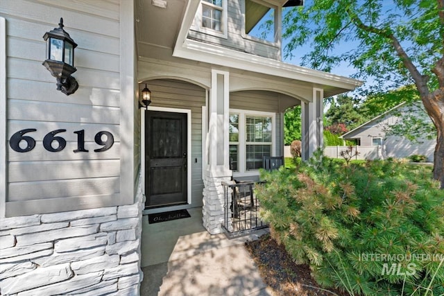 property entrance featuring a porch