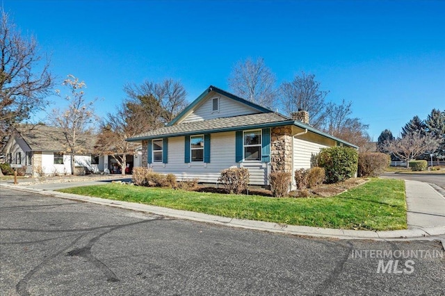 view of front of home featuring a front lawn