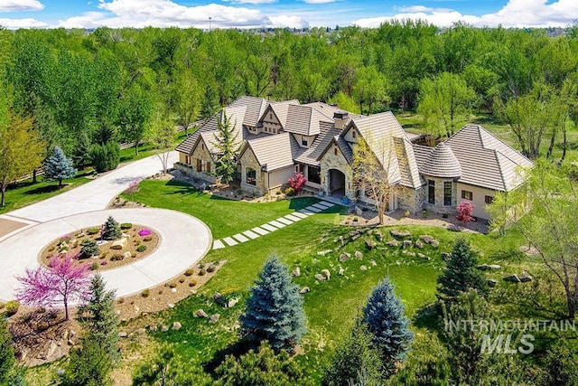 bird's eye view with a wooded view