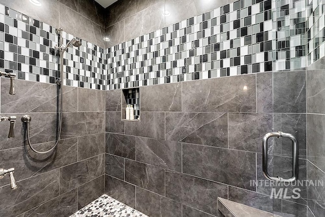 bathroom featuring tiled shower