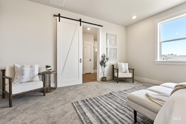 living area with recessed lighting, visible vents, a barn door, carpet flooring, and baseboards