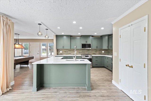 905 S Canyon St, Nampa, ID 83686 - kitchen with stainless steel appliances, a textured ceiling, a sink, decorative backsplash, and light wood-style floors