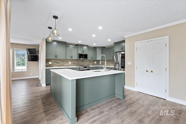 905 S Canyon St, Nampa, ID 83686 - kitchen with stainless steel appliances, a sink, tasteful backsplash, light wood-type flooring, and recessed lighting