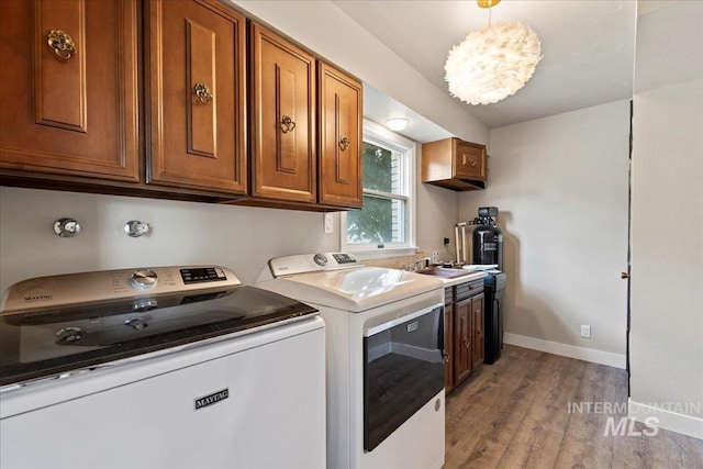 905 S Canyon St, Nampa, ID 83686 - laundry area featuring washer and dryer, light wood-style flooring, and baseboards