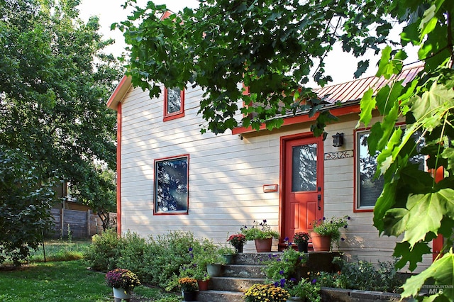 view of front facade featuring metal roof