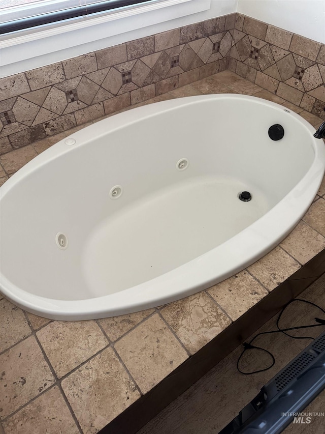 2486 E 3745, Twin Falls, ID 83301 - full bathroom with a whirlpool tub