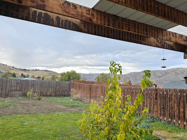 view of yard featuring a mountain view