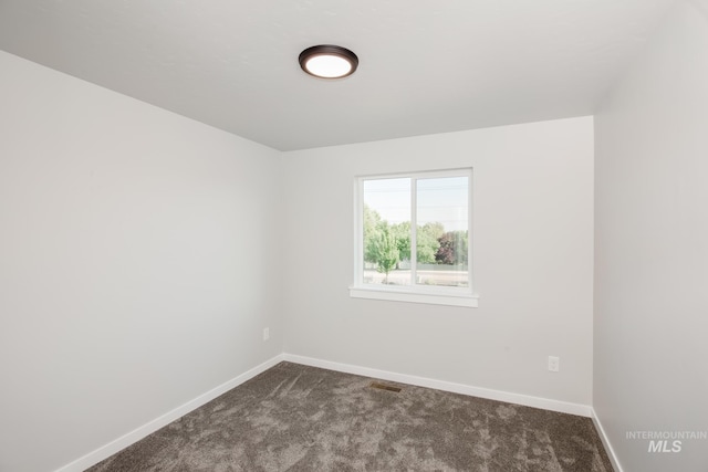 unfurnished room with carpet