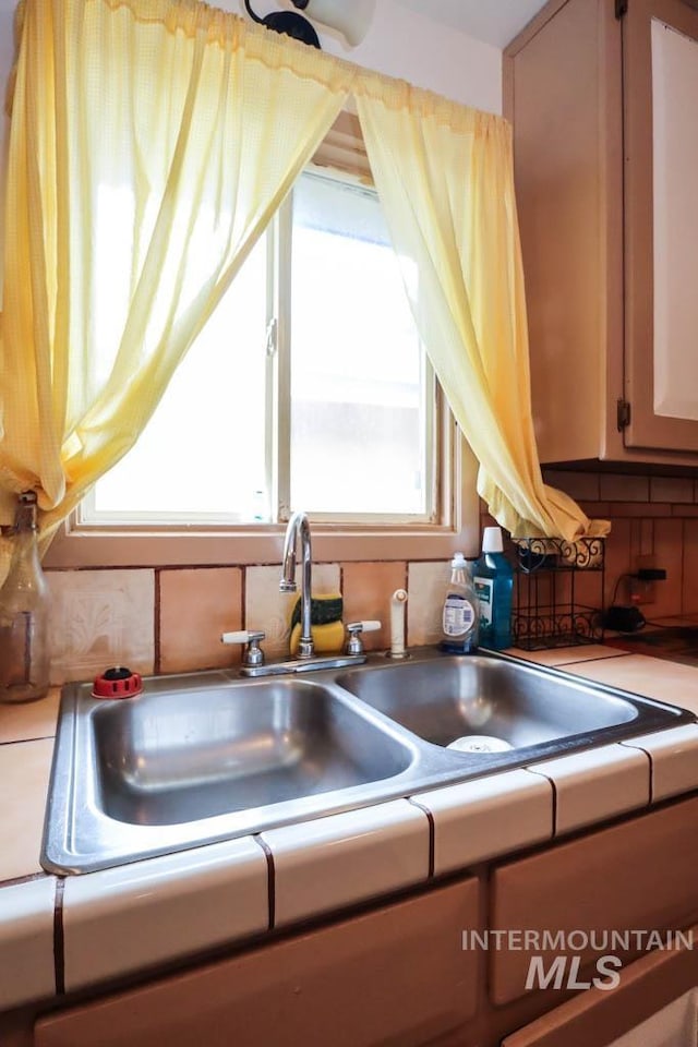 420 N 10th St, Payette, ID 83661 - kitchen with backsplash and light countertops