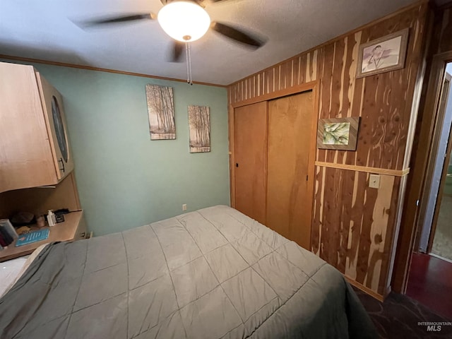 bedroom featuring a closet, a ceiling fan, and ornamental molding