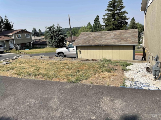 view of yard featuring an outbuilding