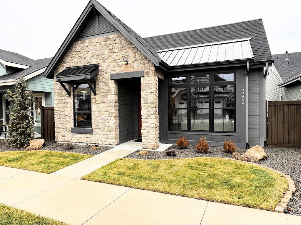 view of front of house featuring a front yard