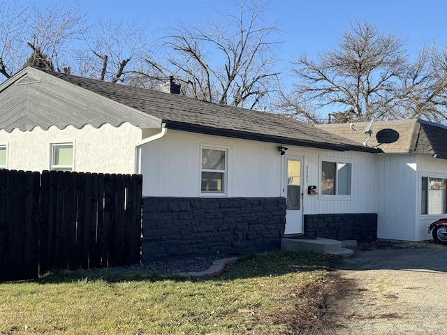 view of front of house with a front lawn