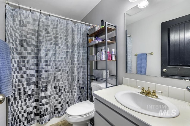 1003 Lauren Ln, Filer, ID 83328 - full bathroom featuring a shower with shower curtain, toilet, and vanity