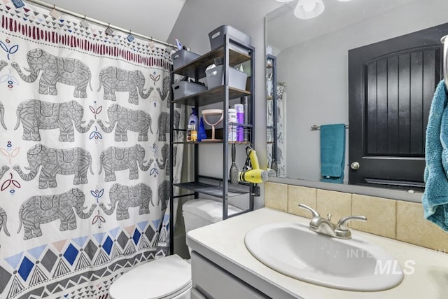 1003 Lauren Ln, Filer, ID 83328 - full bathroom featuring backsplash, toilet, vanity, and a shower with curtain