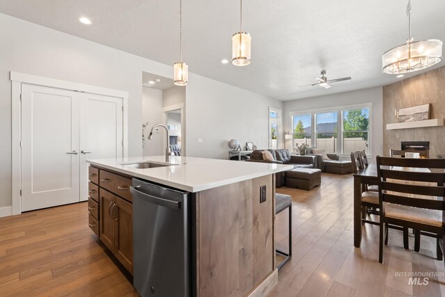 kitchen featuring a sink, dishwasher, light wood-style floors, a ceiling fan, and recessed lighting