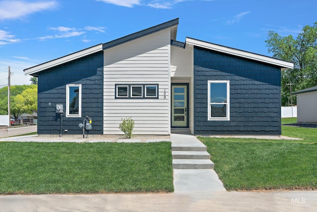 view of front facade featuring a front yard