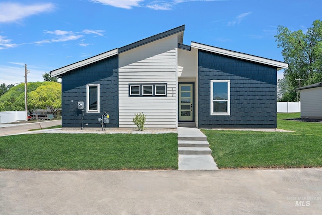 view of front of property featuring a front lawn