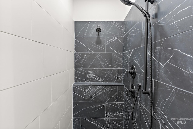 bathroom featuring tiled shower