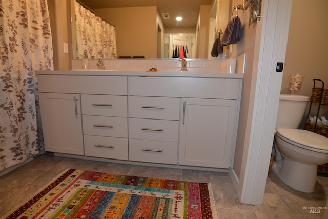 2431 Legacy Ct, Clarkston, WA 99403 - full bath with toilet, double vanity, recessed lighting, and baseboards