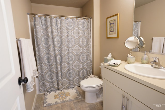 2431 Legacy Ct, Clarkston, WA 99403 - bathroom with toilet, vanity, and a shower with shower curtain