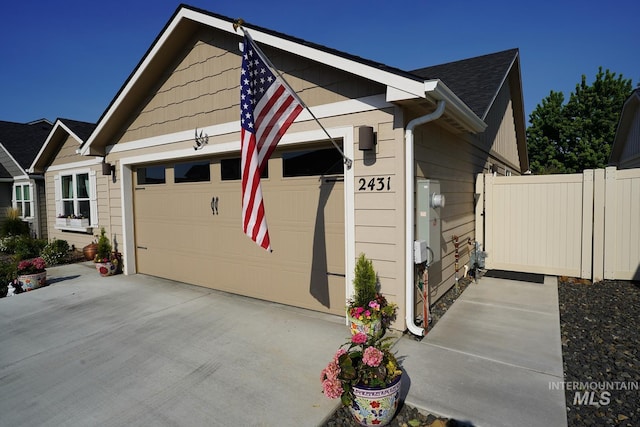 2431 Legacy Ct, Clarkston, WA 99403 - view of front of home featuring a garage and fence