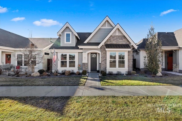 craftsman-style house featuring a front yard