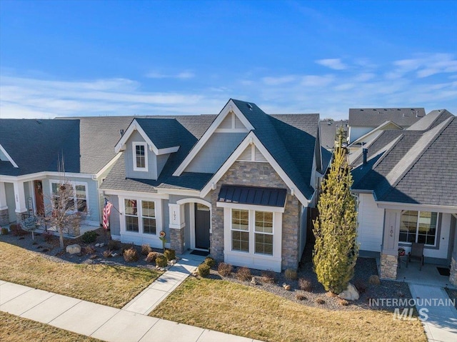 craftsman house featuring a front yard