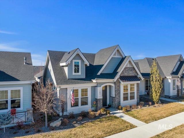 view of front of property featuring a front yard