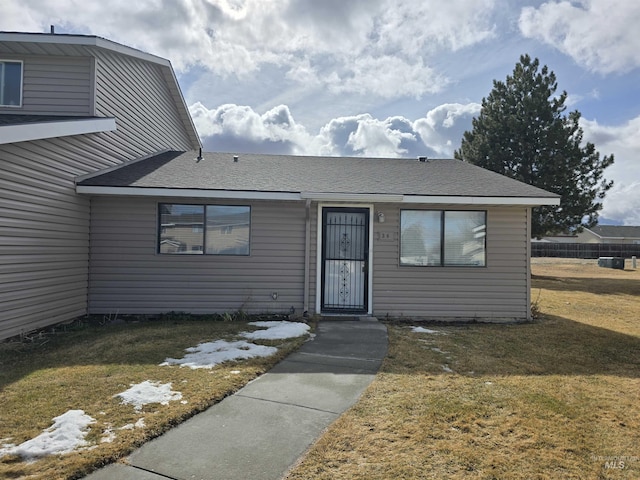 view of front of property featuring a front lawn