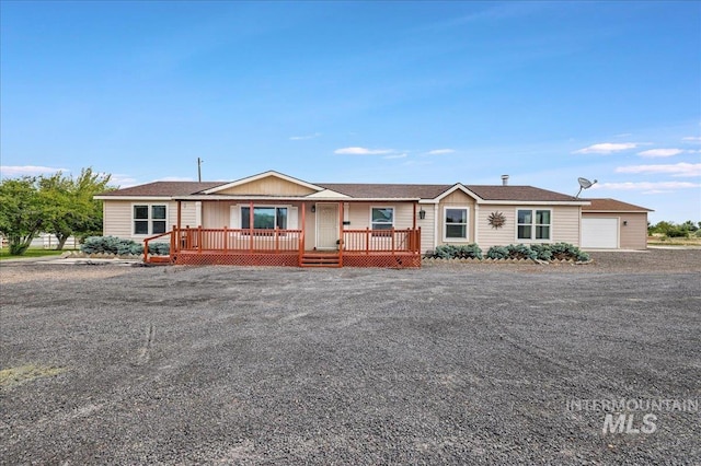4240 N 1400 E, Buhl, ID 83316 - view of front facade featuring a porch