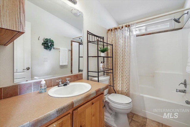 4240 N 1400 E, Buhl, ID 83316 - full bathroom featuring shower / bath combo, toilet, vanity, and tile patterned floors