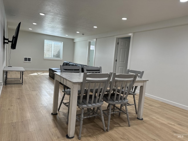 dining area with visible vents, a textured ceiling, recessed lighting, light wood-style floors, and baseboards