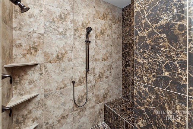 bathroom featuring a tile shower