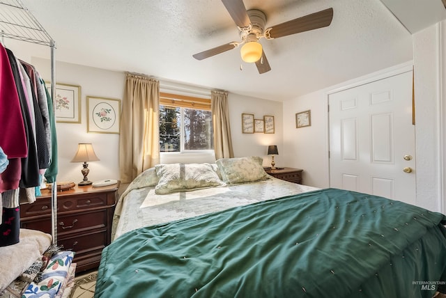 bedroom featuring ceiling fan and a textured ceiling