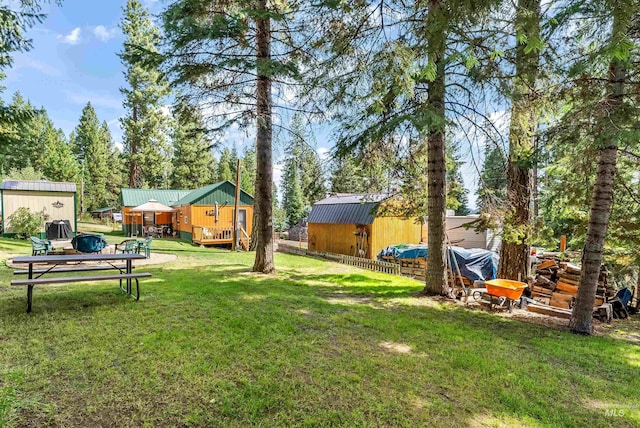 view of yard with an outbuilding