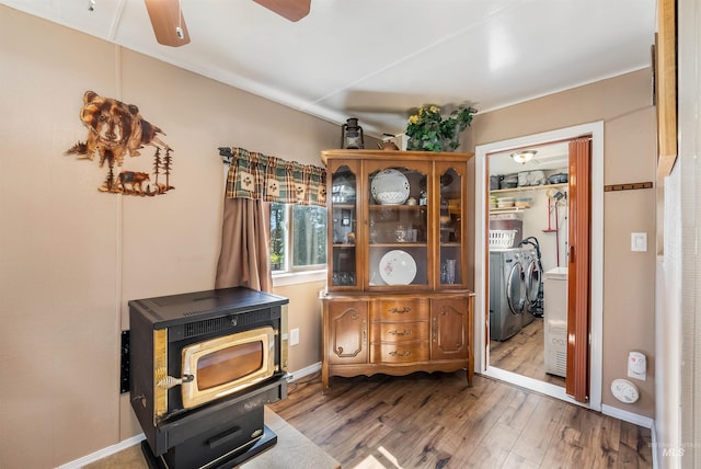 misc room featuring ceiling fan, hardwood / wood-style flooring, and independent washer and dryer